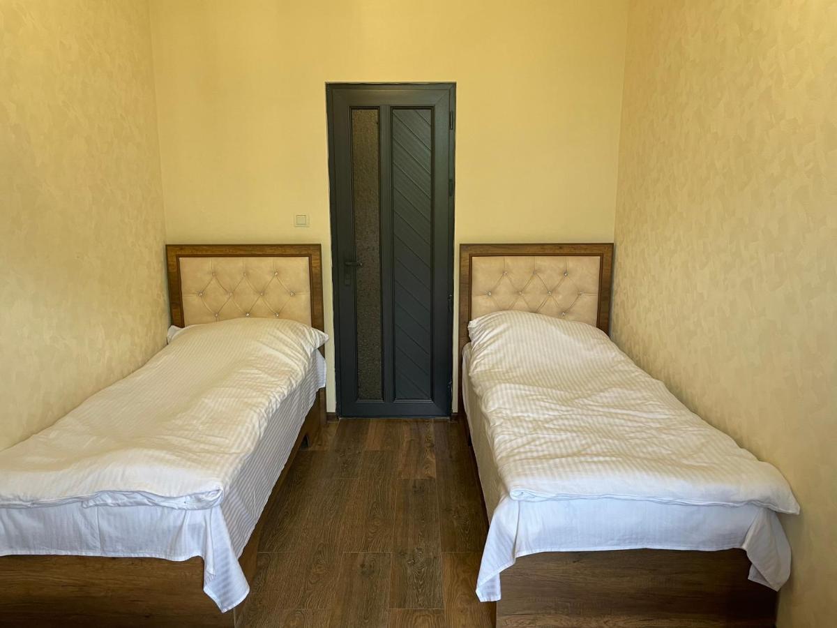 Yolyans Hotel Goris Ngoại thất bức ảnh